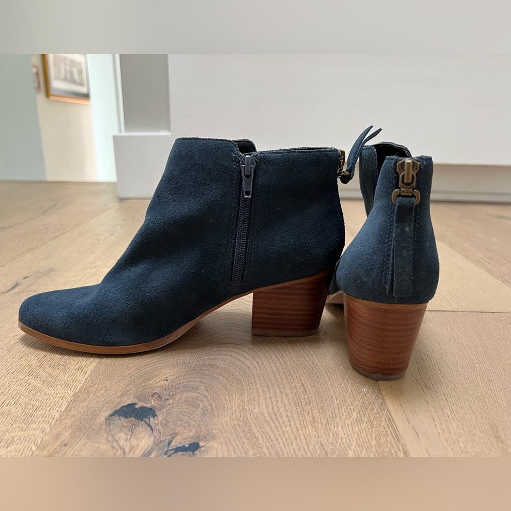 Sole Society suede navy ankle boots with cute zippers on side and back in 6.5.